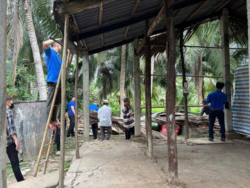Đoàn Thanh niên xã hỗ trợ hộ dân tháo dỡ nhà cũ